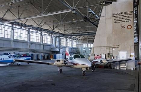 Malmin lentokentän kalustohalleissa on noin 50 ilma-alusta, lentokoneita ja helikopteria. Pari vuotta sitten vanhassa hangaarissa oli vielä kymmeniä koneita.
