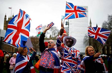 Ihmiset juhlivat Britannian eroa EU:sta Parliament Squarella Lontoossa perjantaina.