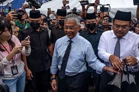 Malesian kuningas Abdullah al-Haj saapui tiedotustilaisuuteen Kuala Lumpurissa maanantaina. 