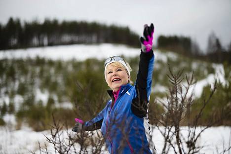 Eija Jokinen eli laulaja Eija Sinikka asuu maatilalla Vihdissä. Hänet kuvattiin harrastuksensa parissa hiihtämässä.