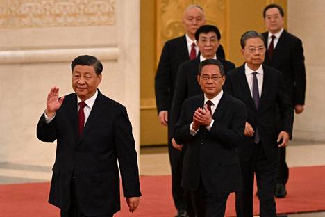 Xi Jinping jatkaa odotetusti kommunistisen puolueen pääsihteerinä. Hänen perässään lavalle marssivat sunnuntaina Kiinan kommunistisen puolueen politbyroon pysyvän komitean jäsenet.