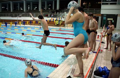 Espoon kaupunki on yllättynyt myytävien uima-asujen suosiosta. Kuvassa lapsia uimassa Espoonlahden uimahallissa. Kuvan ihmiset eivät liity juttuun. 