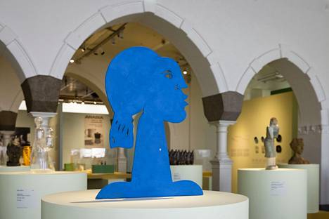Näyttelyn suuressa salissa on joukko muotoilutuotteissa nähtyjä ihmishahmoja. Sininen veistos (1982) on Howard Smithin tekemä.