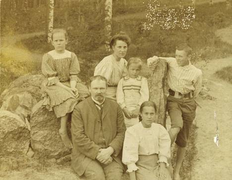 Spiritualismi mullisti viisikymppisen suomentajan elämän: Helmi Krohnista  tuli 1930-luvulla meedio, jota oma suku ei täysin hyväksynyt - Kulttuuri |  