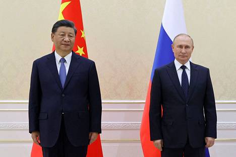 Kiinan johtaja Xi Jinping ja Venäjän presidentti Vladimir Putin poseerasivat Uzbekistanin Samarkandissa 15. syyskuuta yhteiskuvassa, josta on rajattu pois Mongolian presidentti. Kuva on Venäjän valtiollisen uutistoimiston Sputnikin välittämä.