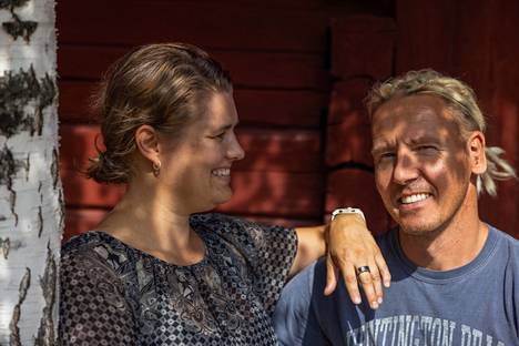 Heidi ja Jani Hurmerinta ostivat puolet Smedsin tilasta vuonna 2012. Ensimmäiset Villa Smedsissä järjestetyt juhlat olivat parin omat häät: ”Silloin täällä näytti tosi erilaiselta, sisään ei tullut vettä ja vessassa käytiin pihalla olevissa bajamajoissa.”