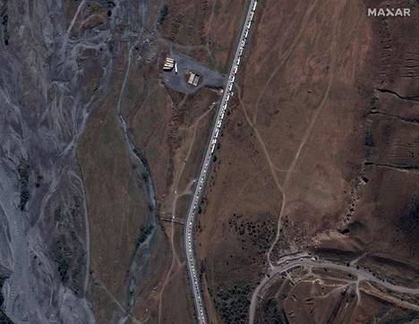 Satelliittikuva näytti Venäjän Georgian-vastaiselle rajalle kerääntyneen autojonon. Kazakstanin mukaan maahan on saapunut noin 98000 venäläismiestä sen jälkeen kun presidentti Vladimir Putin ilmoitti osittaisesta liikekannallepanosta.