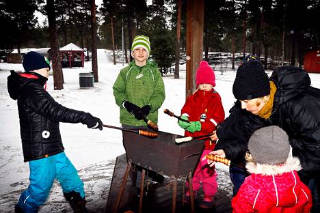 Makkaranpaistoa Tullinpuomin leikkipuistossa talvella 2014.