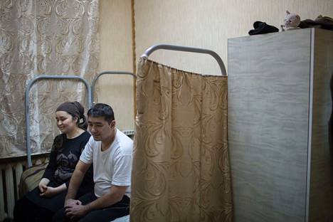 Uzbekistanilaisia siirtotyöläisiä majapaikassaan moskovalaisessa asuntolassa helmikuussa 2016.
