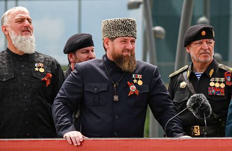 Tšetšenian sisäministeri Ruslan Alhanov, presidentti Ramzan Kadyrov ja Venäjän parlamentin jäsen Adam Delimhanov ottivat vastaan voitonpäivän paraatin Groznyissa toukokuun yhdeksäntenä.