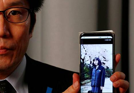 Takuya Yokota näytti kuvaa vuonna 1977 kadonneesta sisarestaan Megumi Yokotasta matkapuhelimestaan uutistoimisto Reutersin haastattelussa Tokiossa lokakuussa.