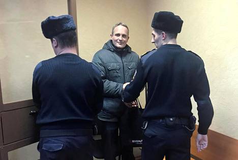 Dennis Christensen (keskellä) oikeuden istunnon jälkeen Venäjän Orjolissa tammikuussa.