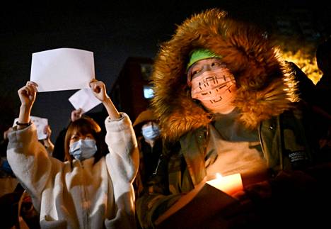 Ihmiset protestoivat mielenosoituksessa Pekingissä sunnuntaina 27. marraskuuta. 