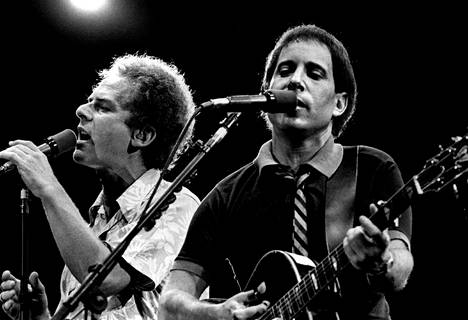 Art Garfunkel (vas.) ja Paul Simon perustivat suureen suosioon 1960-luvulla nousseen folkrockduon Simon & Garfunkelin. 