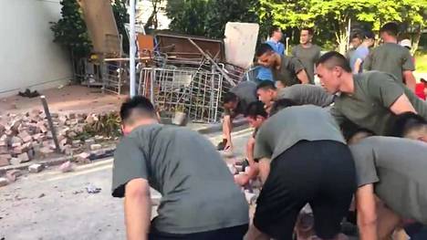 Kiinalaissotilaat siivosivat shortseissa Hongkongin mielenosoitusten jälkiä