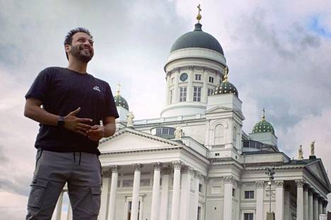 Intialainen toimittaja Jamal Shaikh julkaisi Instagramissa kuvia itsestään Tuomiokirkon edustalla.