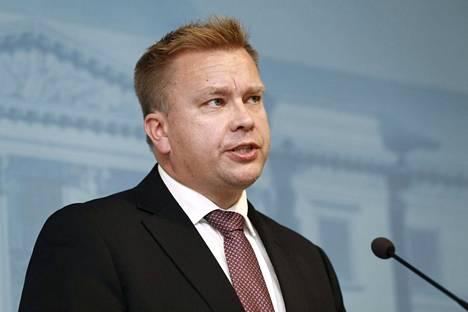 Puolustusministeri Antti Kaikkonen (kesk).