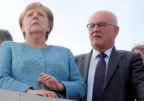 Volker Kauder on johtanut Saksan kristillisdemokraattien CDU:n ja sen baijerilaisen sisarpuolueen CSU:n yhteistä parlamenttiryhmää 13 vuotta, yhtä kauan kuin Angela Merkel on ollut liittokanslerina. Viime tiistaina Merkelin luotettu Kauder hävisi paikkansa ryhmänjohtajaäänestyksessä.