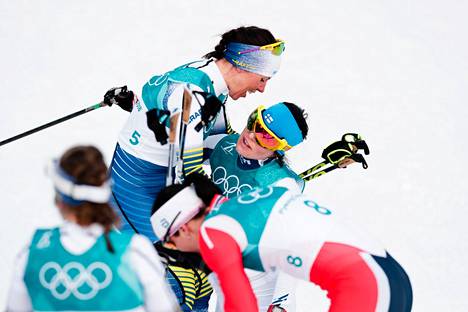 Charlotte Kalla juhli yhdistelmäkilpailun olympiavoittoa pronssia saaneen Krista Pärmäkosken (oik.) kanssa 10. helmikuuta 2018.