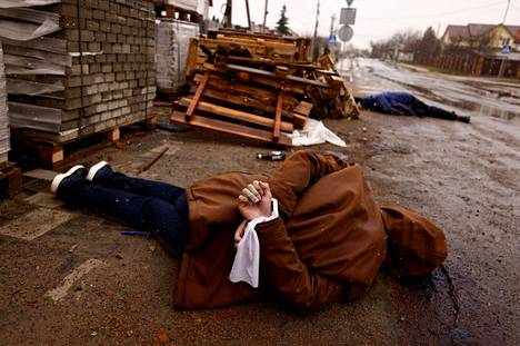 Siviilien ruumiita makasi kadulla Butšassa 3. huhtikuuta. Butša sijaitsee Kiovan alueella.
