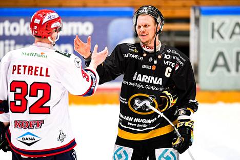 HIFK:n kapteeni Lennart Petrell (vas.) ja Kärppien kapteeni Lasse Kukkonen paiskasivat kättä ja halasivat toisiaan kevään 2018 välieräsarjan päätteeksi. Kärpät jatkoi finaaleihin voitoin 4–3, ja Kukkonen voitti tuona keväänä viimeisen neljästä SM-kullastaan.