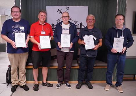 Astronomical association Ursa awarded those who made calculations of shooting stars and collected observational data.  In the photo provided by Ursa, from left to right, Jarmo Moilanen, Harri Kiiskinen, Markku Lintinen and Markku Siljama.  On the right, Kai Hämäläinen, who received an award for his long-term star hobby.