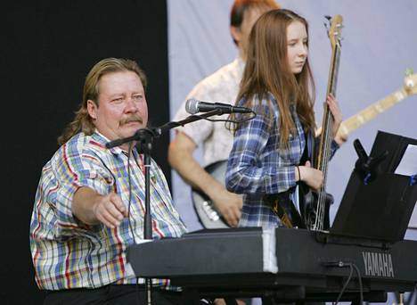 Kirkan muistokonsertti Manamansalon saaripäivillä heinäkuussa 2007. Kassu Halonen toimi tapahtuman isäntänä.