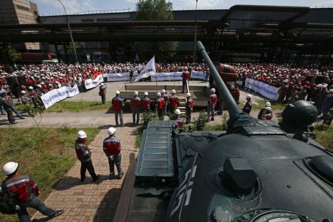 Azovstalin tehtaan työntekijät osoittivat mieltään Itä-Ukrainan separatistijoukkojen sotatoimia vastaan Mariupolissa toukokuussa 2014.