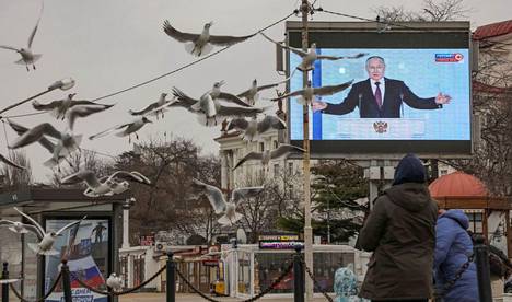 Putinin puhe näkyi kadulla näytöltä Sevastopolissa, Venäjän laittomasti vuonna 2014 itseensä liittämällä Krimin niemimaalla.