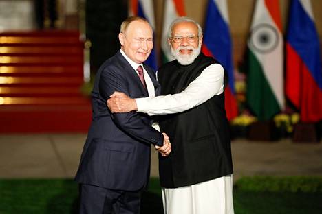 Venäjän presidentti Vladimir Putin (vas.) tapasi Intian pääministerin Narendra Modin Delhissä viime joulukuussa.
