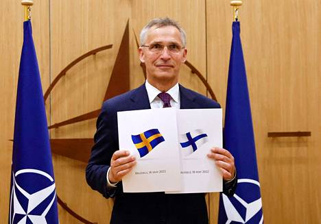 Naton pääsihteeri Jens Stoltenberg poseerasi Ruotsin ja Suomen jäsenyyshakemusten kunniaksi seremoniassa Brysselissä 18.5.2022.  Stoltenbergin mukaan Natolla ei ollut ennestään tiedossa, että millään jäsenmaalla olisi ongelmia Suomen ja Ruotsin jäsenyyksien suhteen.