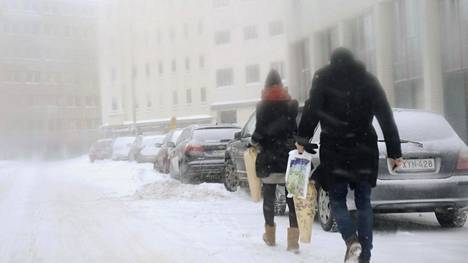 Helsingin keskusta oli hiljainen lumituiskuisena jouluna 2012.