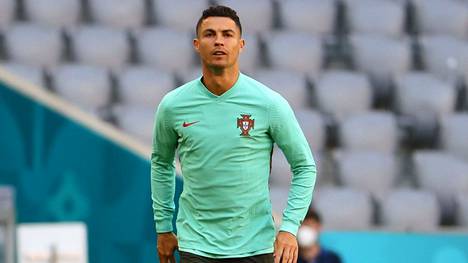 EM-jalkapallo | Saksan valmentaja Joachim Löw lohkaisi: ”Ronaldo osaa muutakin kuin siirrellä Cola-pulloja”
