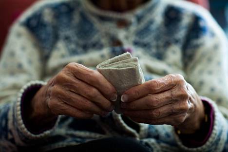 Vanhusten tehostettu palveluasuminen lisääntyy ja laitoshoito vähenee.