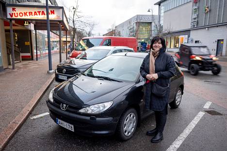Salolainen Julia Neradko pysäköi autonsa Salon keskustaan monta kertaa viikossa.