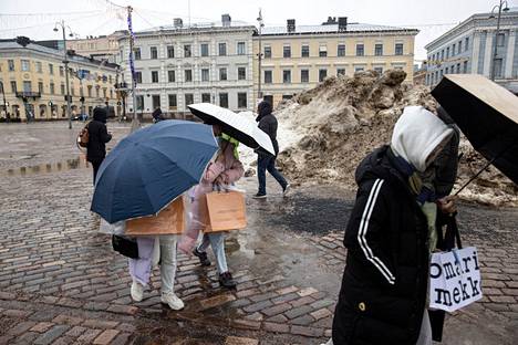 Sateenvarjo voi olla Ilmatieteen laitoksen sääennusteen mukaan tarpeen sunnuntaista lähtien.