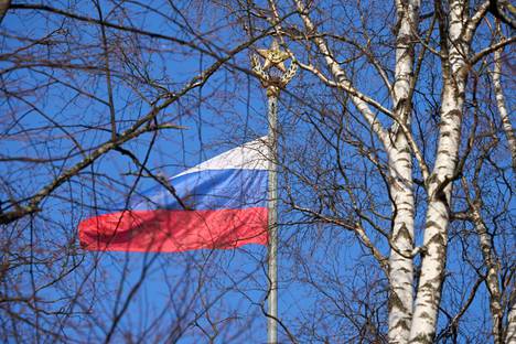 Venäjän lippu liehui Venäjän Suomen-suurlähetystön pihalla Helsingin Tehtaankadulla.