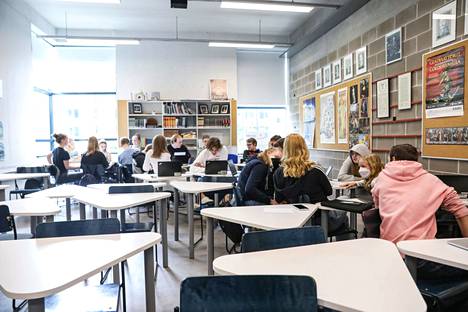 Lukiolaisia espoolaisessa Etelä-Tapiolan lukiossa.