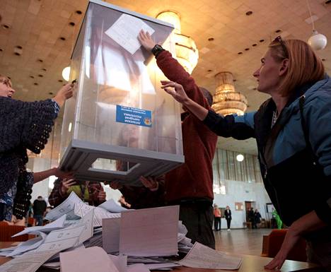 Vaalikomission jäsenet laskivat ääniä Simferepolissa viime tiistaina. Venäjän vuonna 2014 laittomasti itseensä liittäneellä Krimin niemimaalla oli äänestyspiste, joka oli tarkoitettu miehitetyiltä alueilta paenneille.