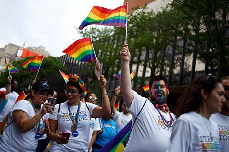 Ihmisiä osallistumassa Yhdysvaltain Philadelphian Pride -paraatiin kesäkuussa 2018.