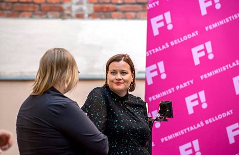 Katju Aro feministisen puolueen kuntavaalivalvojaisissa kesäkuussa 2021.