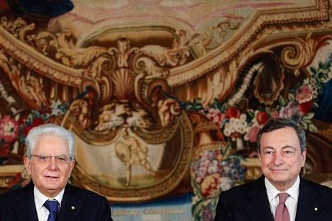 Italian presidentti Sergio Mattarella (vasemmalla) ja pääministeri Mario Draghi presidentin palatsissa Draghin hallituksen virkaanastujaisissa tammikuussa 2021.