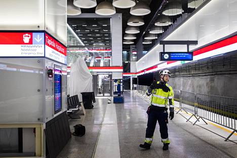 Tekninen asiantuntija Jussi Orava testaa hätäkahvoja Tapiolan metroasemalla.