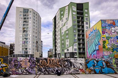 In the center of Myyrmäki, the construction site is surrounded by a wall where you can paint.  The work of others is appreciated, and the works are not covered with blemishes.