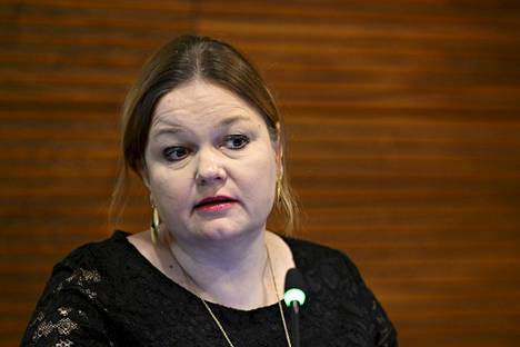 Perhe- ja peruspalveluministeri Krista Kiuru puhui tiedotustilaisuudessa 8. joulukuuta.