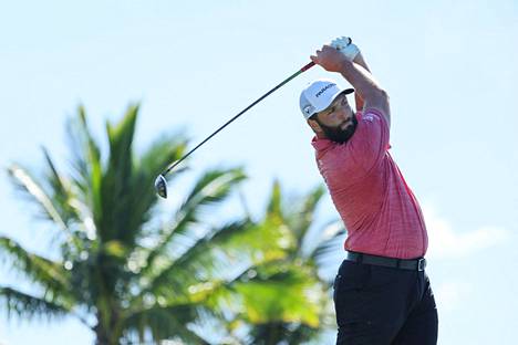 Jon Rahm voitti viime viikonloppuna Havaijilla PGA-kiertueen viime kauden voittajien kilpailun. Marraskuussa hän voitti Euroopan-kiertueen finaalin Dubaissa.