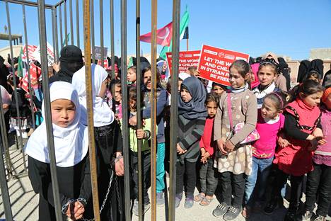 Lapset esittivät al-Assadin hallinnon vankiloissa kiduttamia ihmisiä mielenosoituksessa Azezissa Syyriassa maaliskuussa 2019.