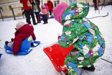 Lapsia leikkimässä helsinkiläisen päiväkodin pihalla talvella 2014.