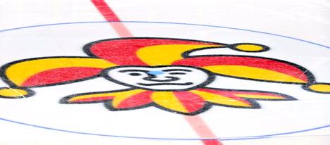 Jokerien logo koristi Ilmalan jäähallin keskiympyrää 26. joulukuuta 2021 otetussa kuvassa. 