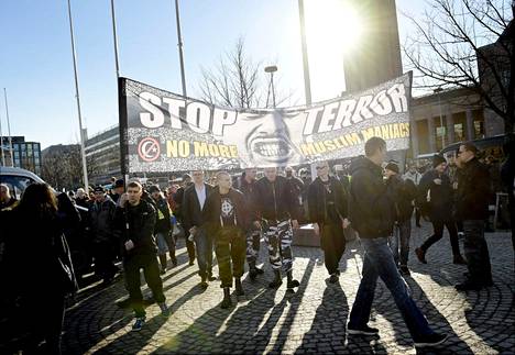 Turvapaikanhakijoita vastustanut mielenosoitus Helsingin Rautatientorilla 11. maaliskuuta.